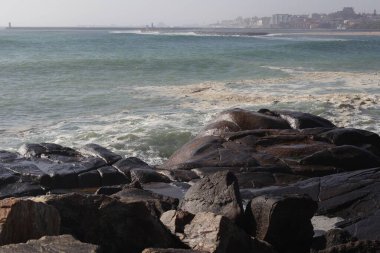 Sahilde deniz dalgaları, doğa