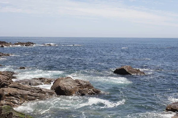 Sahilde Deniz Dalgaları Kayalar — Stok fotoğraf