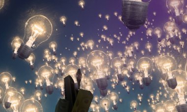 Rüya gibi soyut kavramsal yaratıcı arka plan insan silueti ampulleri ile