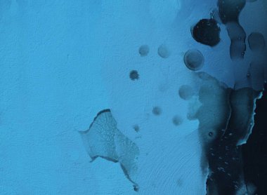 Metin için yeri olan boya lekeleriyle soyut arkaplan