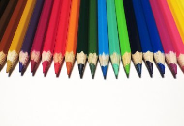 parlak ve renkli suluboya kalemler.