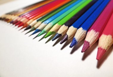 parlak ve renkli suluboya kalemler.