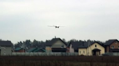 Uçağın iniş askeri