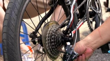 Bisikletin dişlilerini temizle, yağlama yağı ekle.