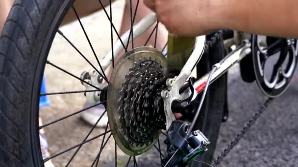 Reinig Onderhoud Het Tandwiel Van Fiets Voeg Smeerolie Toe — Stockvideo