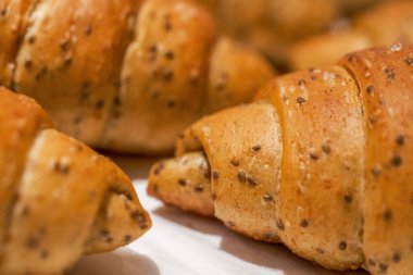 Fransız kruvasanının tüm kızartma tavasının yakın çekimi.