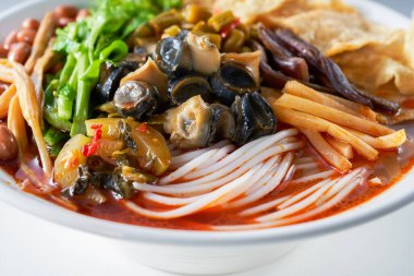 Bir kase lezzetli sıcak salyangoz eti ve üç taze salyangoz pilavı.
