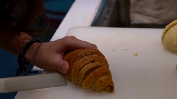 Een Banketbakker Snijdt Een Stuk Franse Croissant — Stockvideo