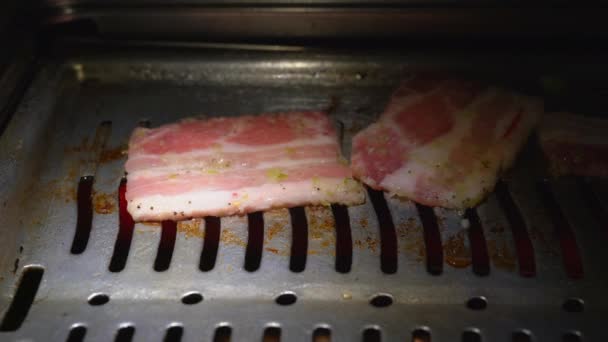 グリルで調理された日本の焼肉のクローズアップビデオ — ストック動画
