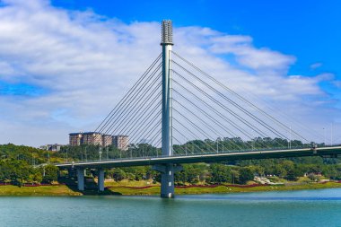 Nanning, Guangxi, Çin 'deki WuHsiang Köprüsü' nün manzarası.