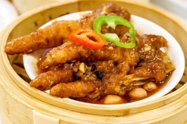 Sabah çayı için Çin yemeği, kara fasulye soslu buğulanmış tavuk ayağı.