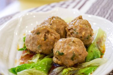 Kanton sabah çayı Dim Sum, maydanozlu el yapımı sığır köftesi.