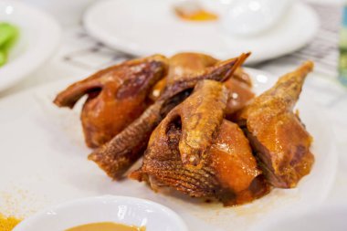 Klasik bir Çin yemeği, pişmiş güvercin, kızarmış güvercin.