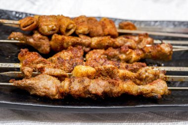 Cazip Xinjiang barbekü kuzu şişleri.