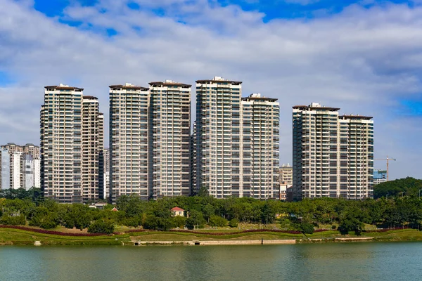 中国の都市の川沿いに高級住宅が建ち並ぶ — ストック写真
