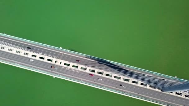 Vertikale Luftaufnahme Des Straßenbelags Und Der Fahrzeuge Der Brücke Über — Stockvideo