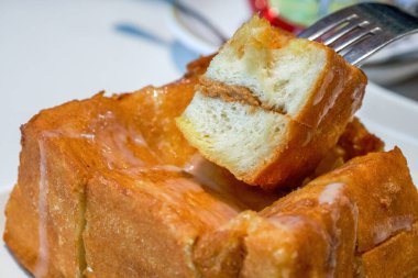 Hong Kong Çay Lokantası 'nda klasik tatlı. Yoğunlaştırılmış süt ve fıstık soslu kızarmış batı tostu.