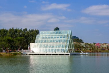 Göl kenarındaki cam ev üçgeni kilise.