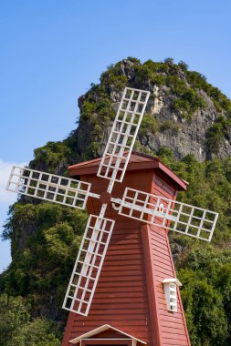 Avrupa kırsalında tuğla kırmızı yel değirmeni