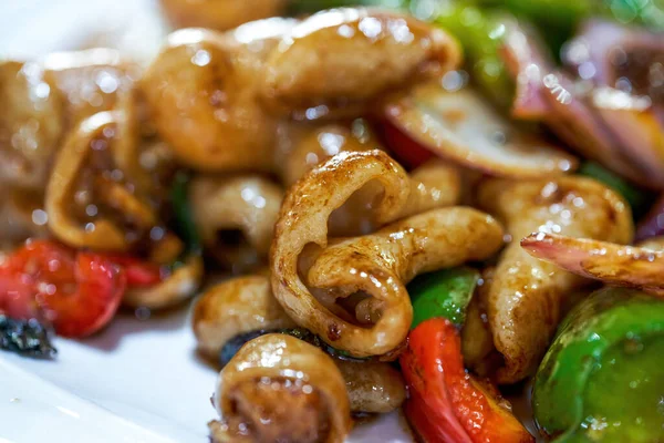Lezzetli bir Çin yemeği, kızarmış domuz bağırsağı.