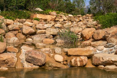 Nehirler, nehirler ve taşlardan yapılmış pınarlar.