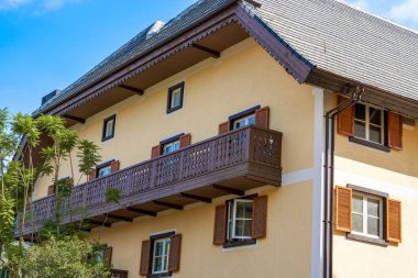 Avrupa 'da renkli binaların balkon penceresinin kısmi yakın çekimi