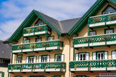 Avrupa 'da renkli binaların balkon penceresinin kısmi yakın çekimi