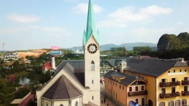 Bir Avrupa kasabasındaki kilise çan kulesi ve Avrupa binaları