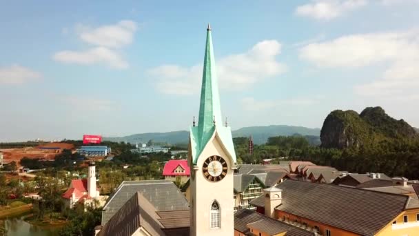 Bir Avrupa Kasabasındaki Kilise Çan Kulesi Avrupa Binaları — Stok video