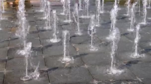 Vídeo Cerca Una Fuente Porosa Una Plaza Ciudad — Vídeos de Stock