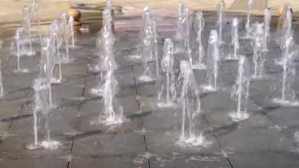 Şehir Meydanındaki Gözenekli Bir Çeşmenin Yakın Çekim Videosu — Stok video