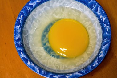 Açık kaz yumurtası sarısı proteininin yakın çekimi.
