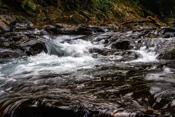 Крупный План Медленного Потока Воды Горном Ручье — стоковое фото