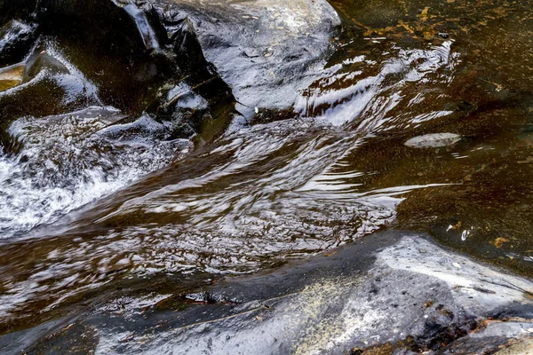 Крупный План Медленного Потока Воды Горном Ручье — стоковое фото