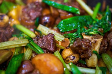 Bir tencere cezbedici Çin yemeği, kuru kuzu eti.