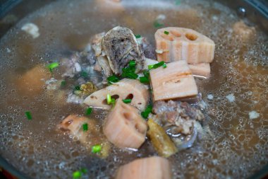 Lezzetli bir Çin yemeği, nilüfer kökü çorbası.