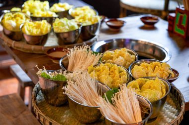 Taze güveç, zengin ve çeşitli güveç tabakları.