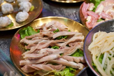 Taze güveç, zengin ve çeşitli güveç tabakları.