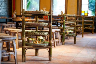 Köylü stili sıcak tencere etrafında soba ve masa, sandalye ve yemek masası maç