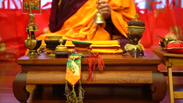 Utensilien Und Gegenstände Die Bei Tibetisch Buddhistischen Zeremonien Verwendet Werden — Stockvideo