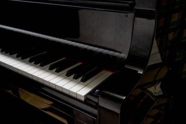 En iyi kuyruklu piyanonun siyah beyaz tuşlarına yakın çekim