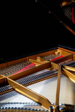 Üstteki bir kuyruklu piyanonun iç sicim yapısına yakın çekim