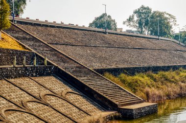 Baraj duvarı ve uzun patika merdivenleri.