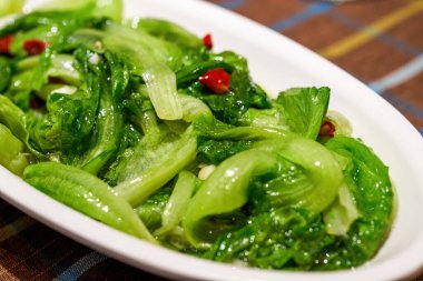 Bir tabak Çin yemeği, sarımsak ve biberli kızarmış marul.