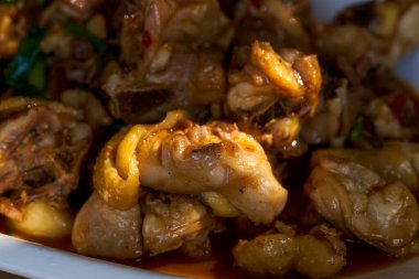 Lezzetli bir Çin yemeği, kızarmış yerel tavuk.