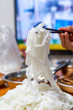 Bir tabak beyaz Çin usulü taze pirinç eriştesi, taze kesilmiş erişte.