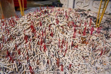 Tütsü külü ve bir kova tütsü Çin tapınağı tütsü yakıcısından.