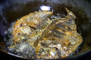 Kızartma tavasında bir porsiyon kızarmış balık