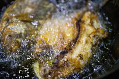 Kızartma tavasında bir porsiyon kızarmış balık