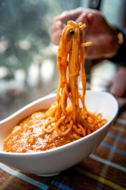 Et soslu cazip bir spagetti, makarnayı çatalla.